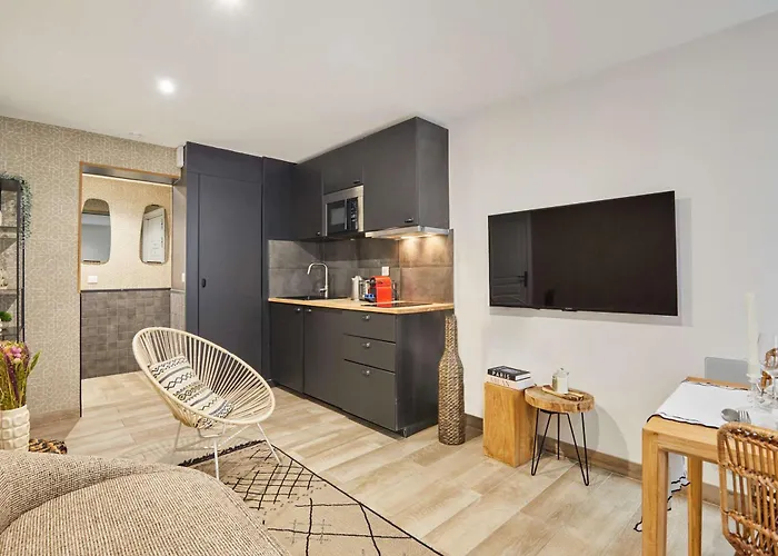 Cozy In The Center Of 2 Bedrooms *